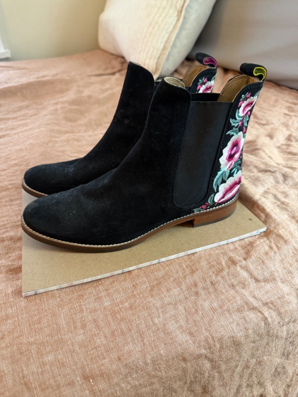 Joules Westbourne Floral Embroidered Back Chelsea Boot Black - Size 8
